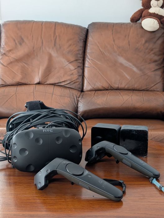 HTC Vive — окуляри віртуальної реальності з контролерами