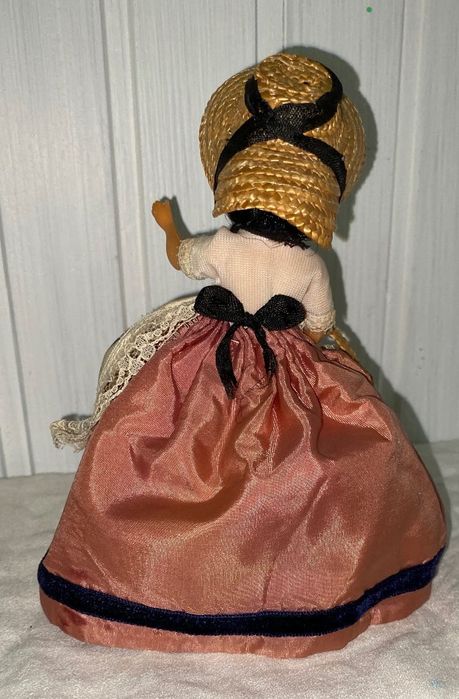 Linda e pequena boneca antiga