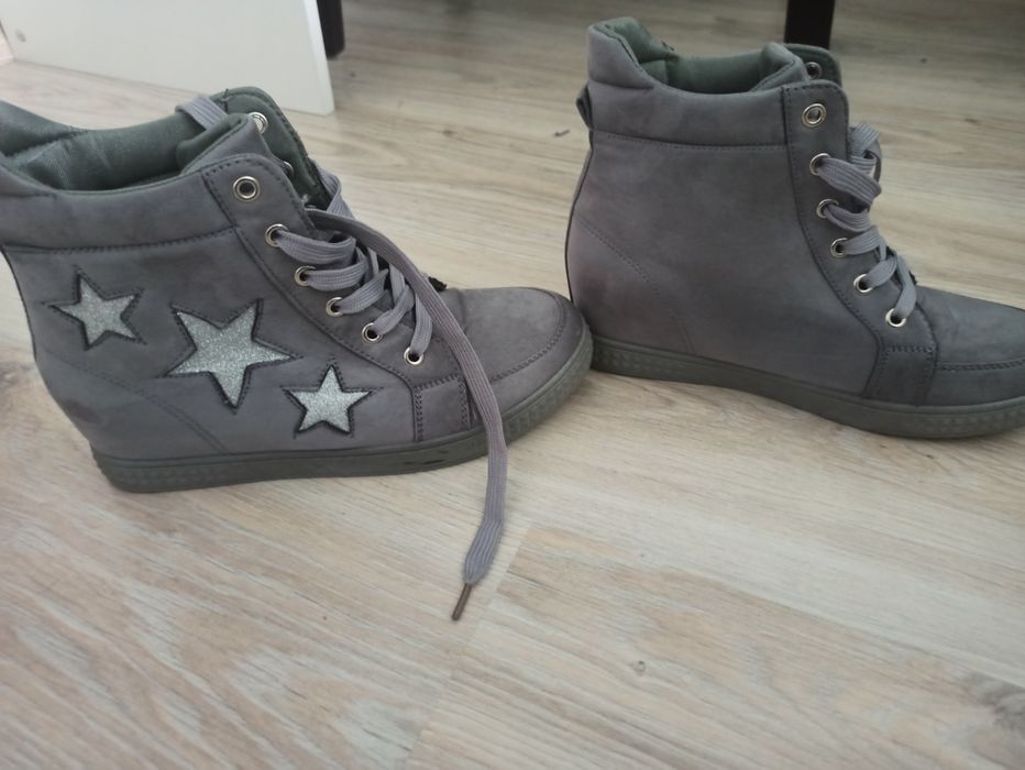 Sneakersy na koturnie