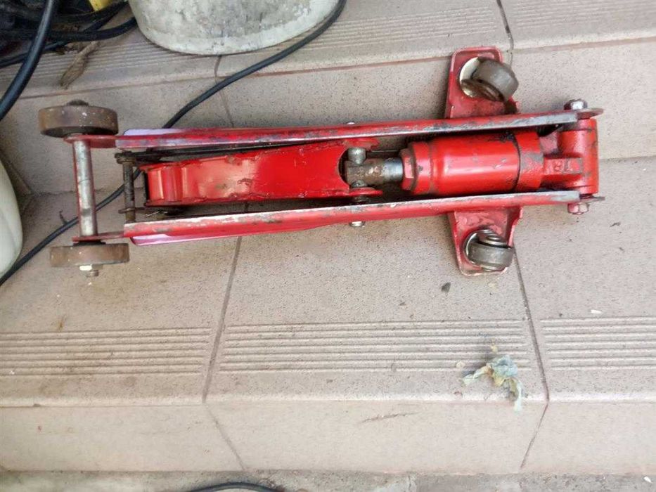 Домкрат  підкатний 2т