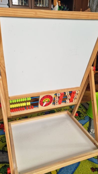 Zestaw zabawek, tablica, stół i inne