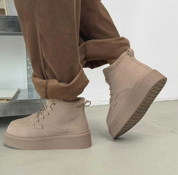 Женские зимние замшевые ботинки кроссовки на меху бежевые