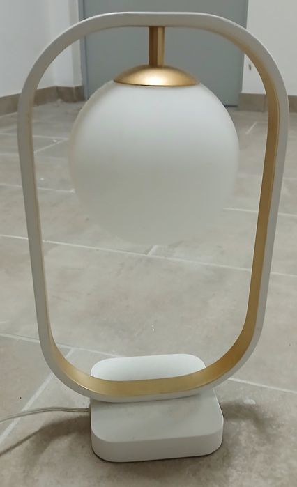 Candeeiro de Mesa Avola Branco com Dourado