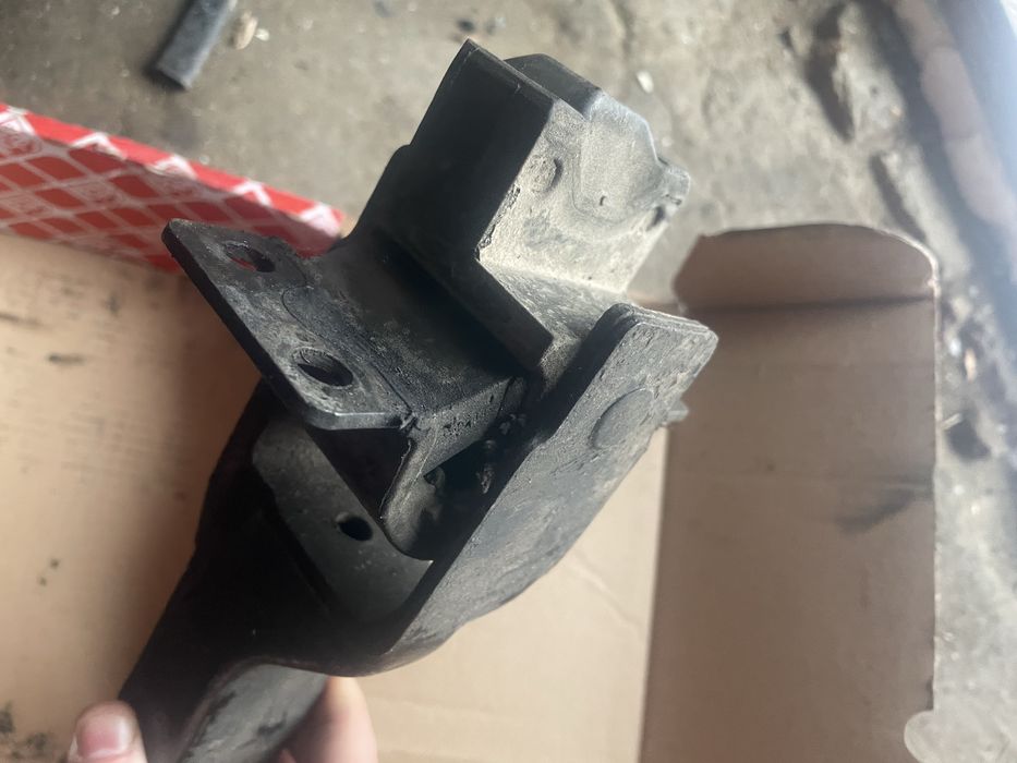 Подушка двигуна форд транизт 2006