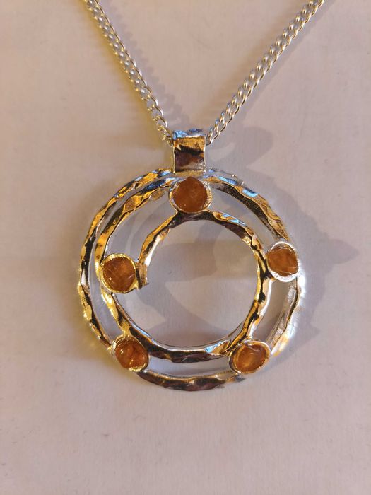 Wisior w kolorze srebrnym z małymi bursztynkami