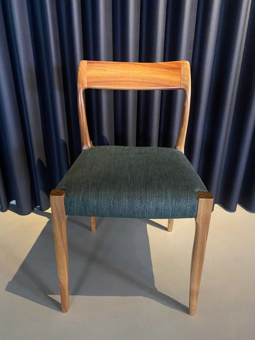 Cadeira em madeira e assento em tecido