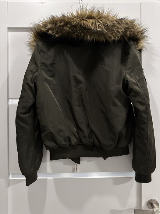 Zielona kurtka z zamkami