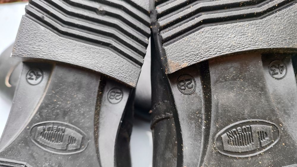 Nowe buty ze skóry (opinacze)
