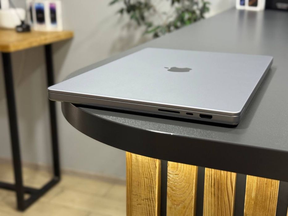 MacBook Pro 16  M2 Pro  2023 Space Gray