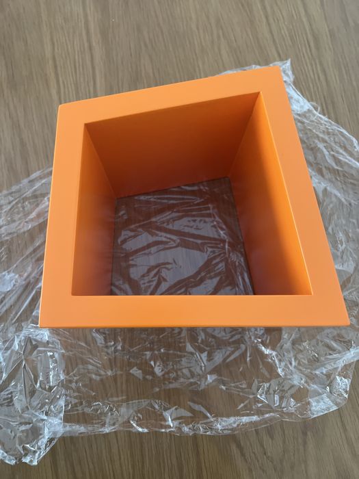 Prateleira/cubo  lacado em laranja e em madeira maciça