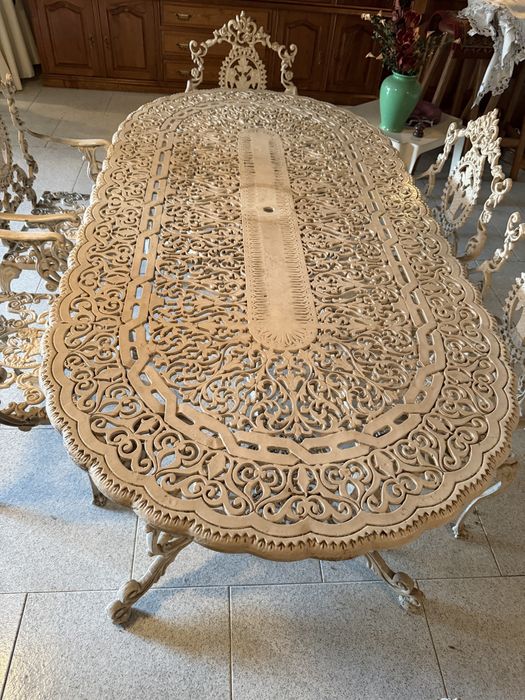Mesa e 6 cadeiras de ferro