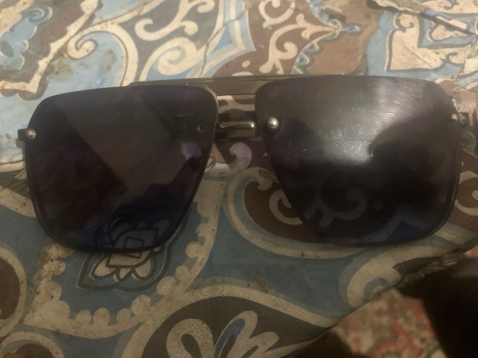 Очки Gucci,оригинал,только нету болтика