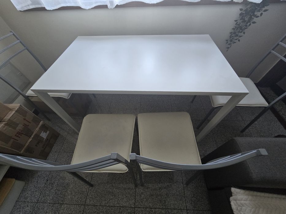 Mesa de jantar e 4 cadeiras