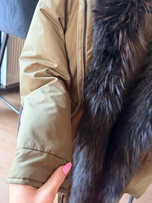 Stylowa parka z futrzanym kołnierzem – idealna na chłodne dni!