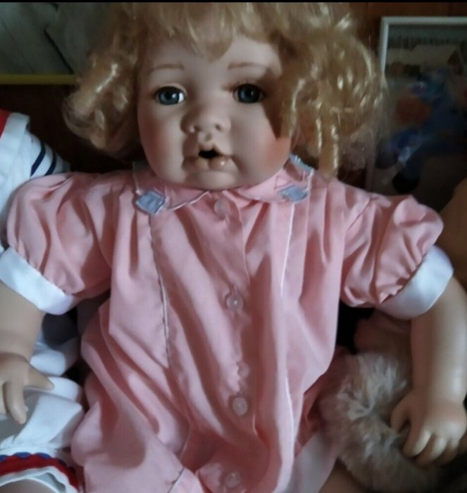 Фарфоровая кукла