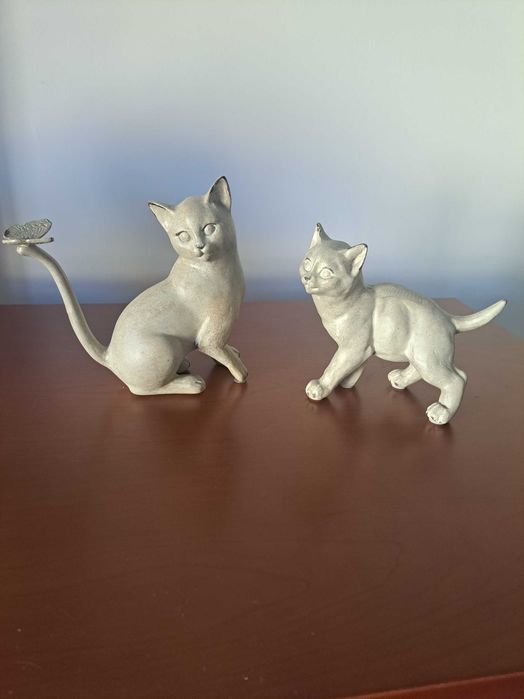 Estatuetas de gatos cinzentos