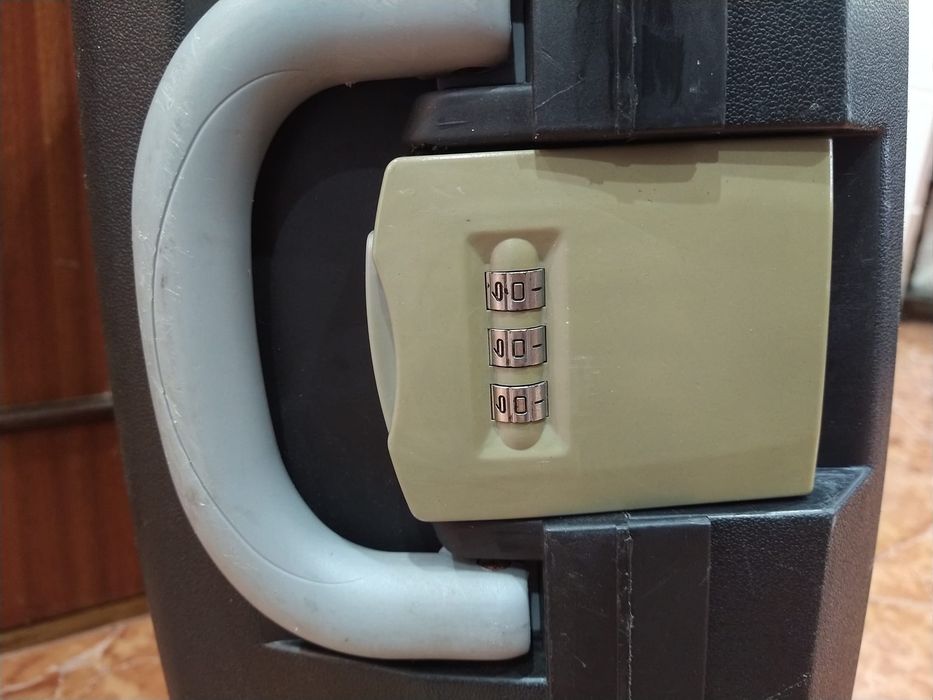 Mala malas de porão até 23 kg ou de cabine 8 a 10 kg. Casa quarto apartamento vivenda carro.