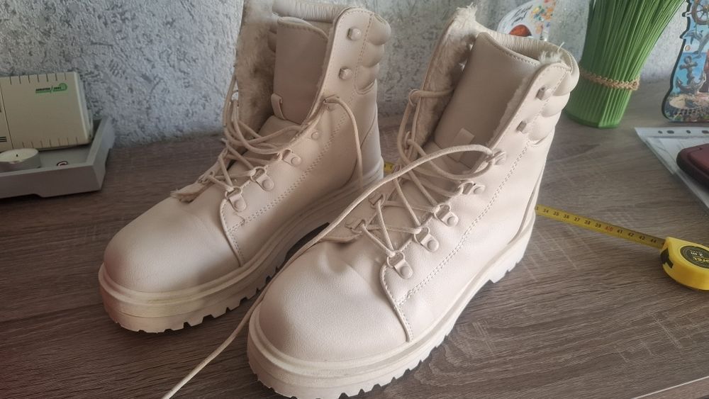 Nowe buty kremowe zimowe rozm 41