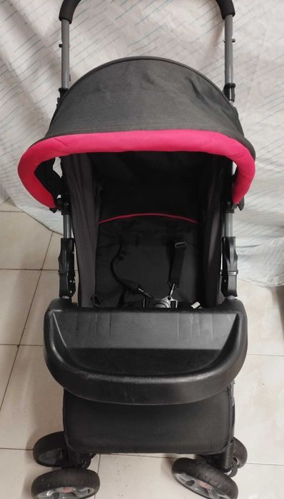 Carrinho de bebé prático e fácil de transportar