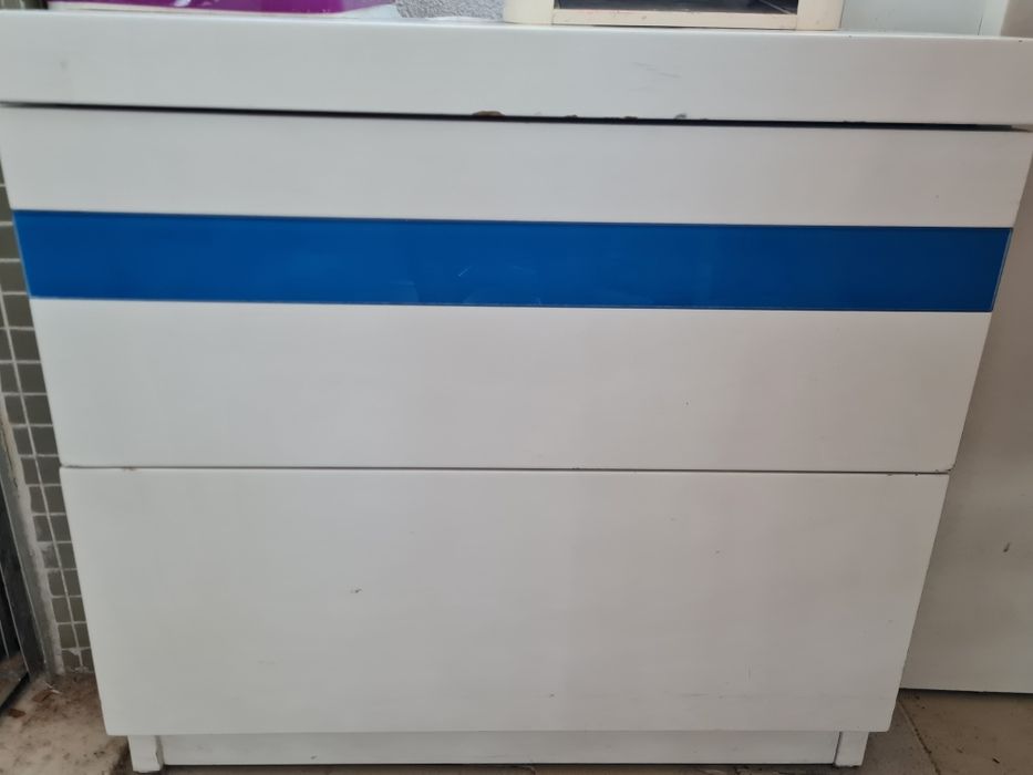 Conjunto de três móveis