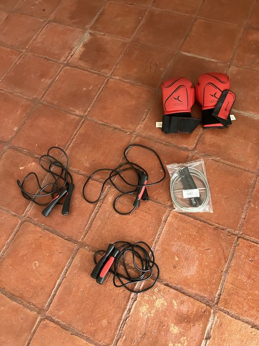 Luvas de kickboxing e corda de saltar