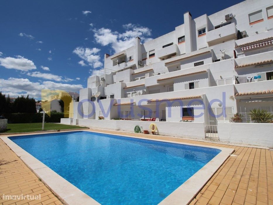 Apartamento T1 com jardim e piscina, central, junto à Praia dos Pes...