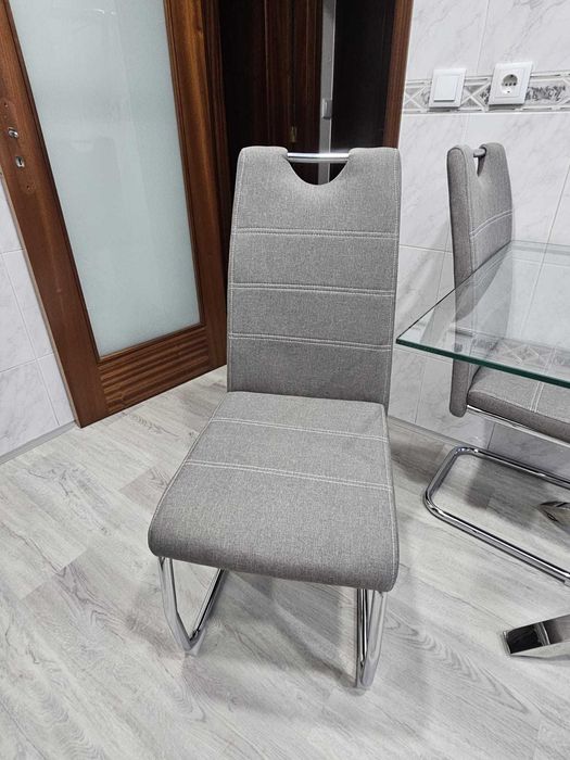 Conjunto de mesa e cadeiras