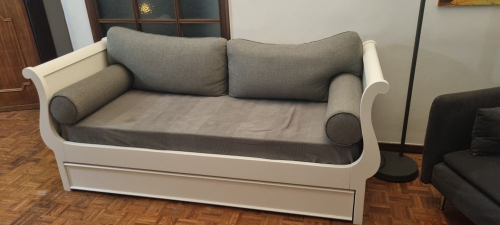 Cama/sofa com pouco uso madeira maciça vendo com um colchão e conjunto de almofadas. Faz cama de casal.
