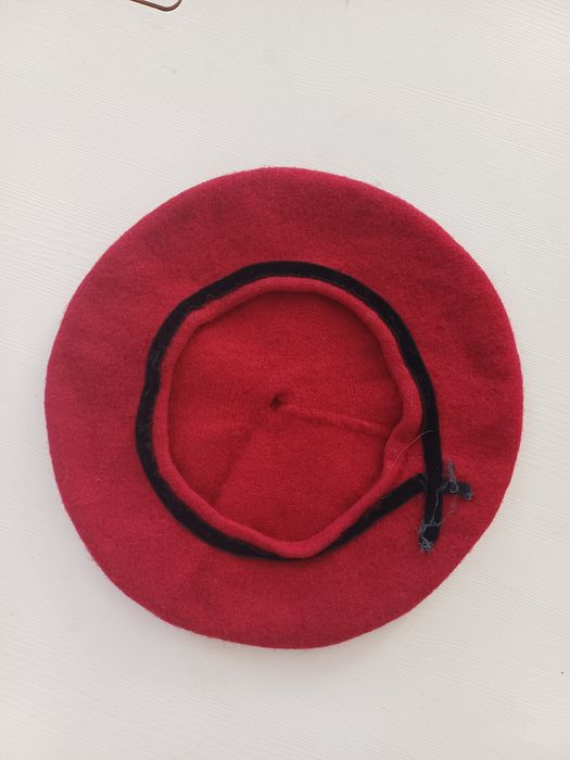Czerwony damski beret