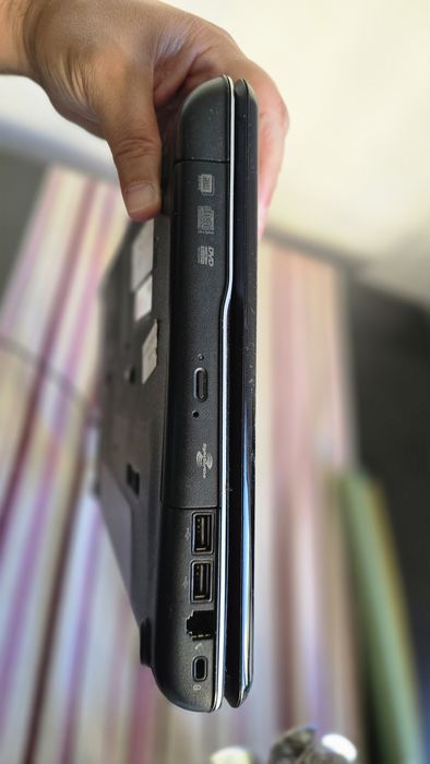 - Portátil Compaq Presario – Para Peças (Completo + Carregador)