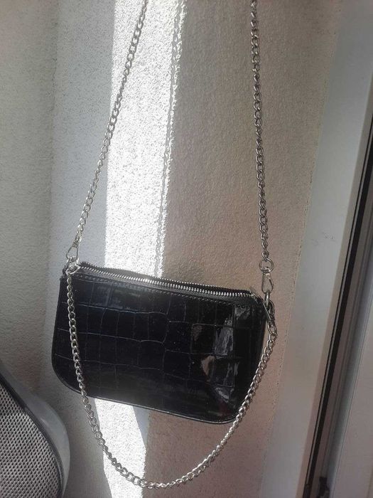 Nowa czarna torebka Bershka na łańcuszku – elegancka