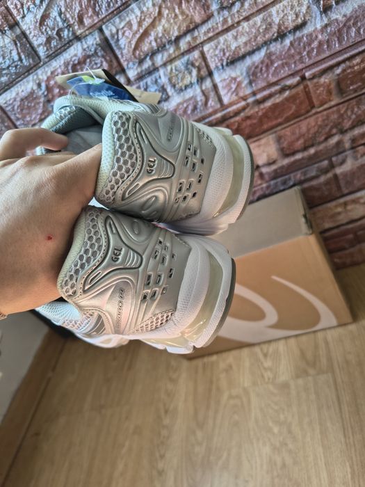 Buty białe Asics 42 Eu nowe