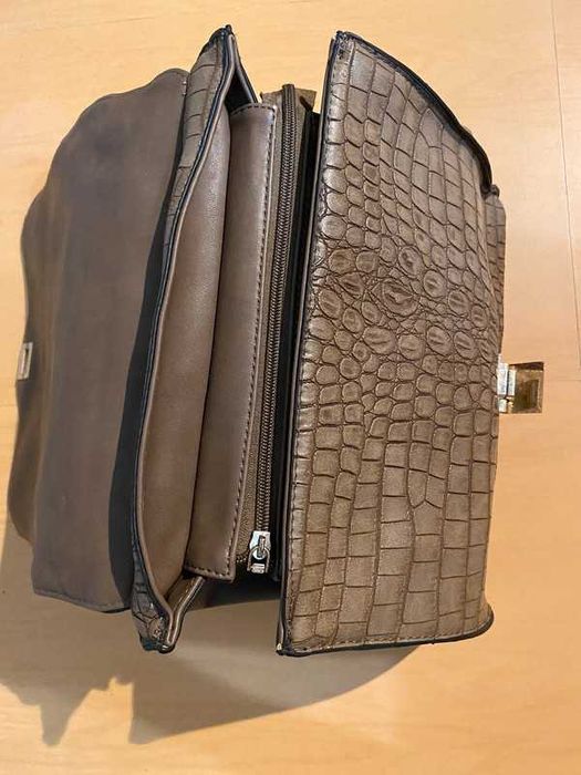 Mala, bolsa padrão e textura crocodilo castanha com detalhes dourados