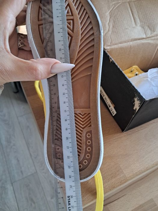 Яскраво жовті кеди