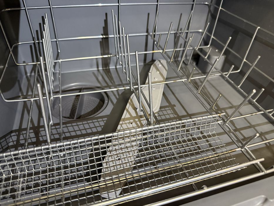 Автоматична посудомийна машина з функцією сушки. Настільна портативна