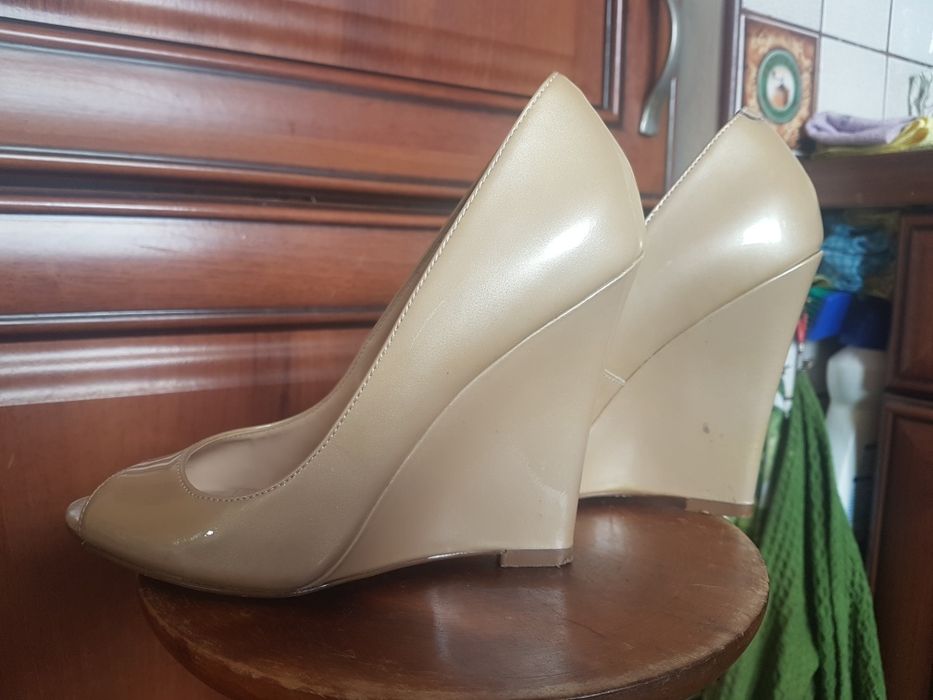Buty na koturnie open toe perłowe Enzo Angiolini 36 skóra lakierowana