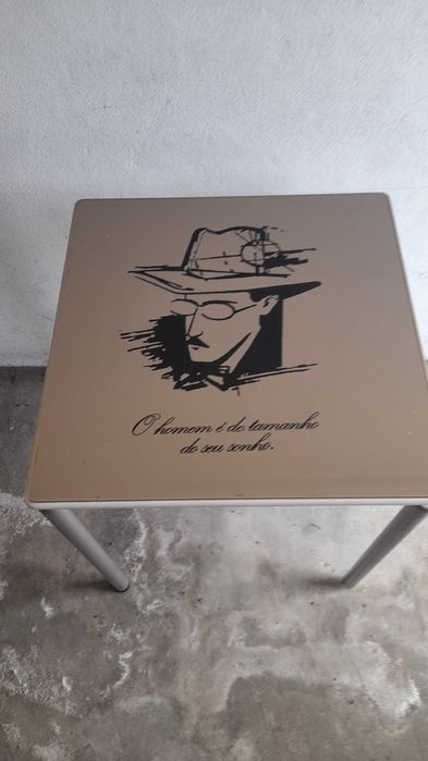 4 mesas com 16 cadeiras, personalizada com grandes figuras desenhadas.