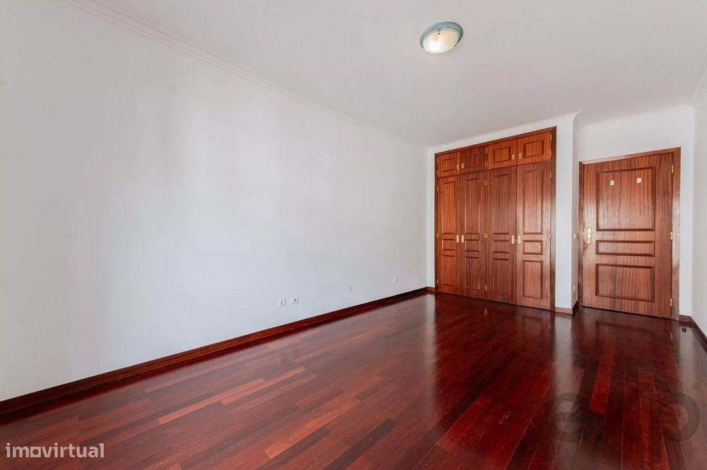 Apartamento T2  remodelado, varandas com vista desafogada, arqueamento