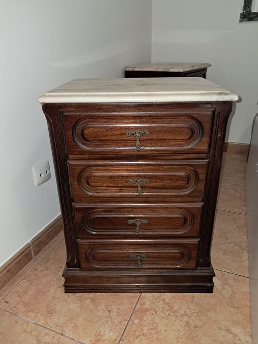 Cómoda em mogno e pedra