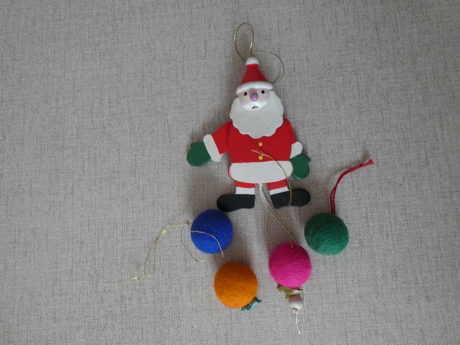Conjunto Decorativo de Natal: Pai Natal + 4 Bolinhas Pompom