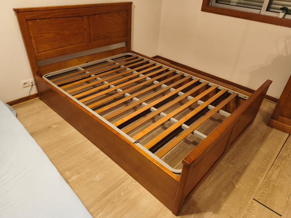 Cama  de casal em madeira com estrado e col