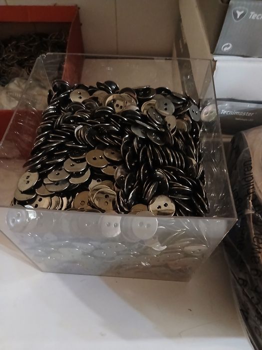 Vendo botões e fivelas