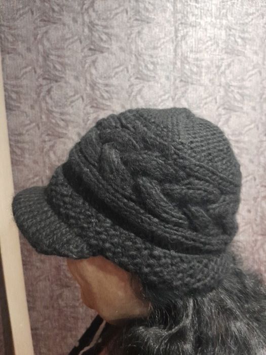 Шапочка с козырьком.