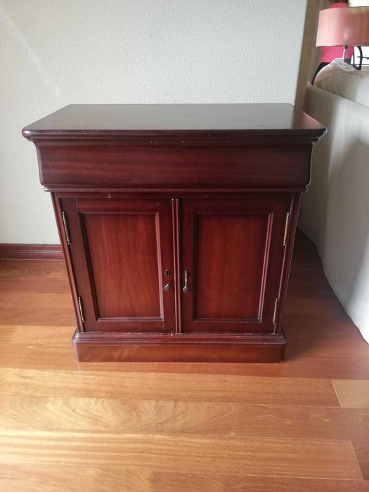 Móvel para Bar /TV com assinatura do fabricante