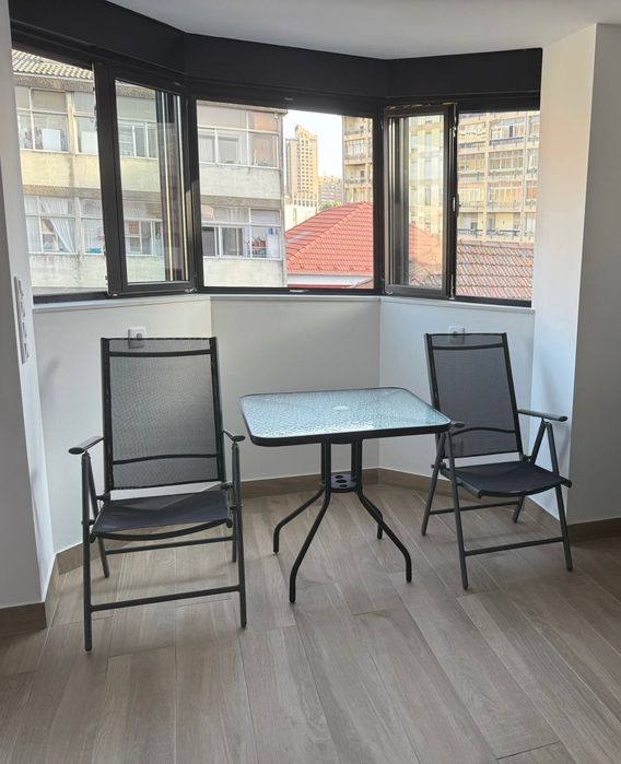 Mesa de vidro com 2 cadeiras