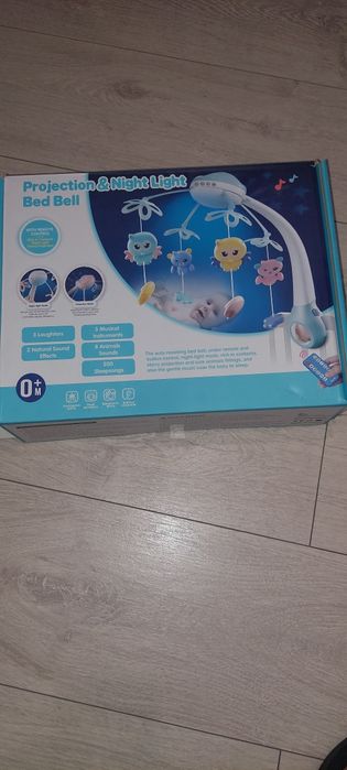 Karuzela do łóżeczka z projektorem, muzyką i pilotem