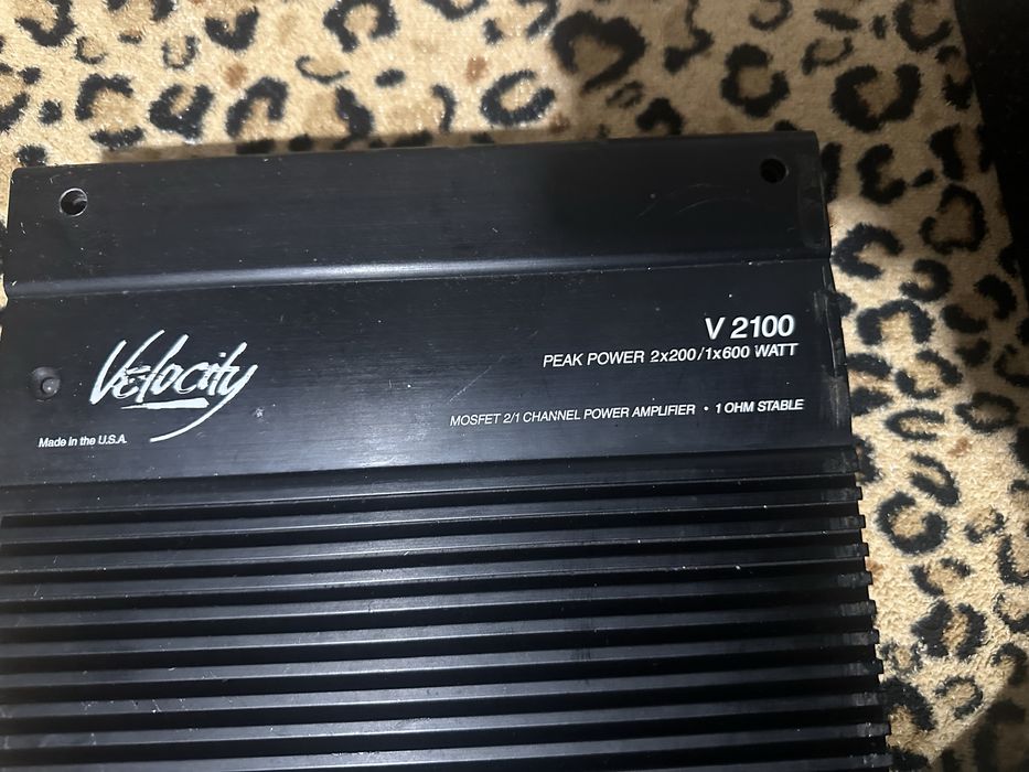 Amplificador velocity v2100 com subwoofer alpine