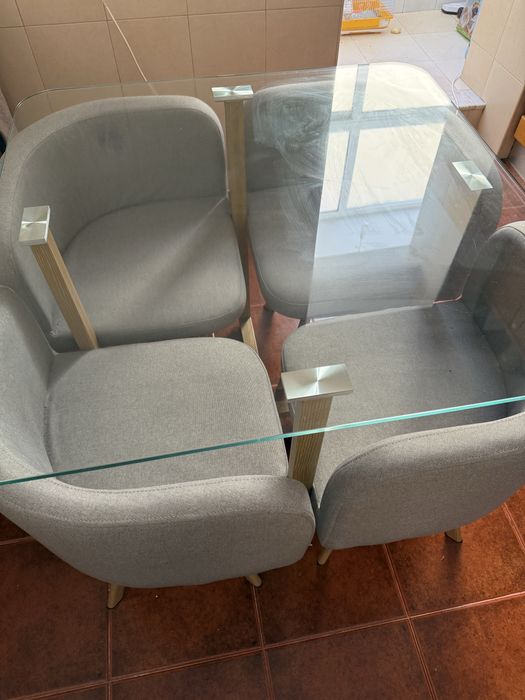 Mesa de Vidro com 4 cadeiras, como nova