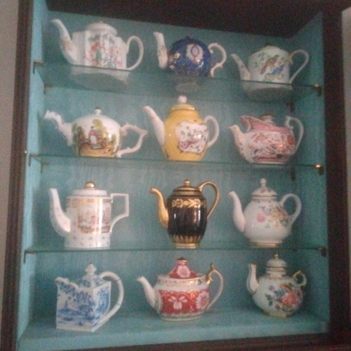 12 Bules em porcelana decorados a ouro. Arte maravilhosa