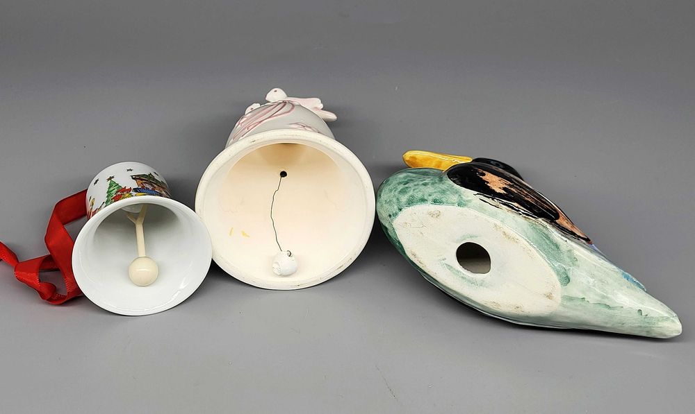 Figurka ceramiczna dzwonek malowany